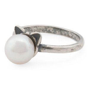 - Perlaviva sterling silver pearl cat ring
